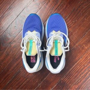 Brooks Ghost Max — Size 8